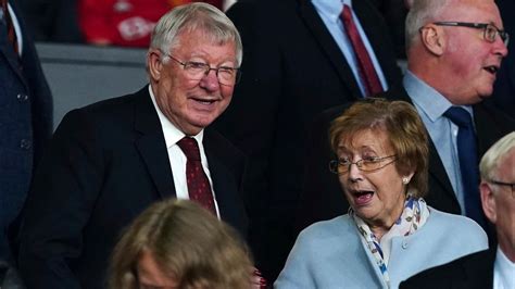 Manchester United to honor the wife of former manager Alex Ferguson. Cathy Ferguson has died at 84